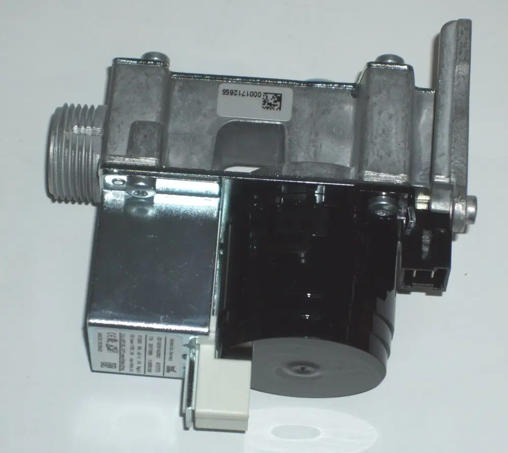 Gasventil von Daikin mit schwarzem Gehäuse und Metallhalterung, zur Montage in Heizsystemen. Anschluss für elektrische Verbindung und Gasleitung vorhanden.